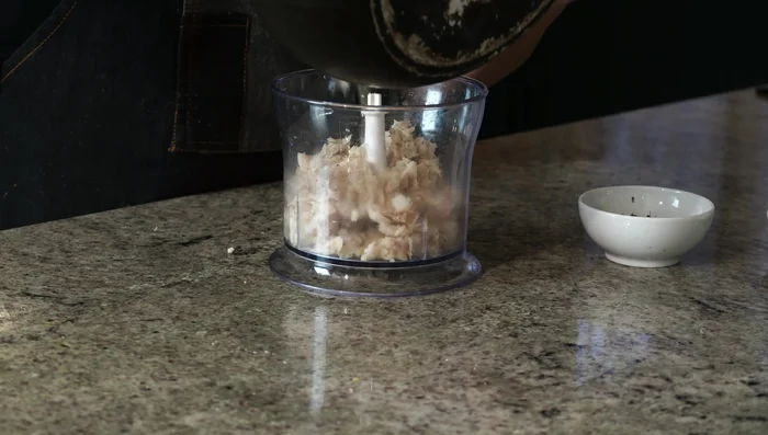 Frullare la polpa del merluzzo cotto con le erbette tritate, sale, pepe e olio extravergine. Aggiungere latte o pangrattato per regolare la consistenza.
