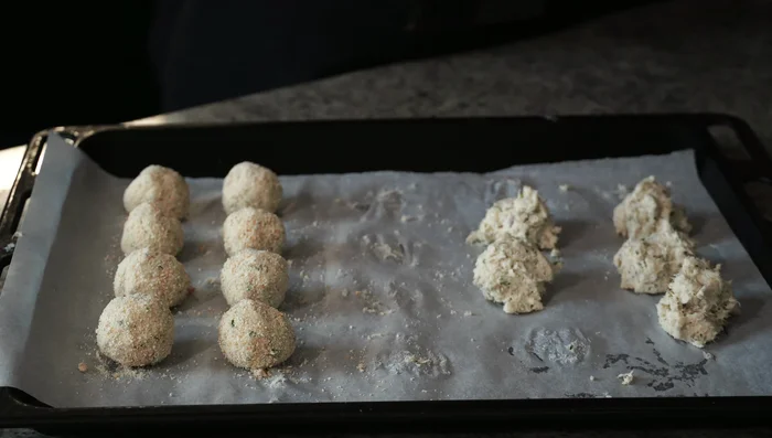 Formare le polpette con le mani o un cucchiaio da gelato e impanarle nel pangrattato.