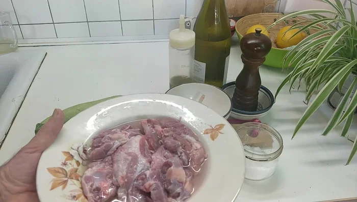 Mettere l'agnello a bagno nel vino bianco per pulirlo e togliere il sangue. (100.56)