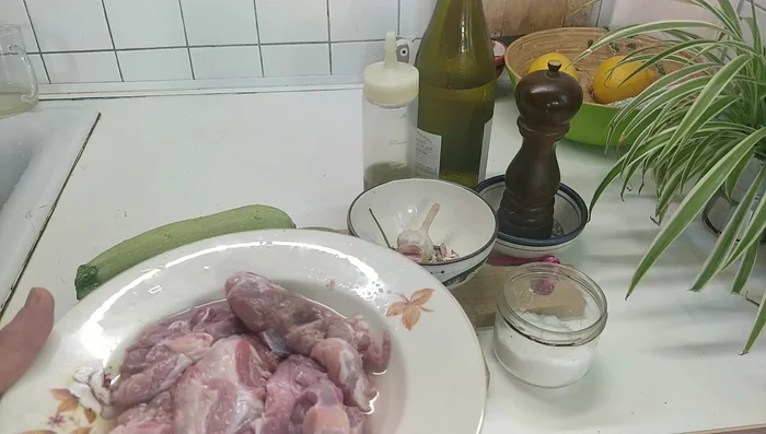 Scolare l'agnello e tamponarlo bene con carta assorbente. (112.96)