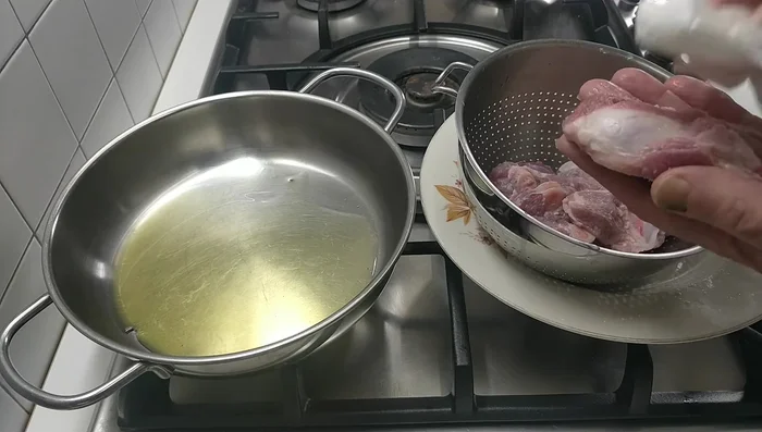 In una padella dal fondo pesante, scaldare un goccio d'olio e rosolare bene l'agnello da entrambi i lati. (115.88)