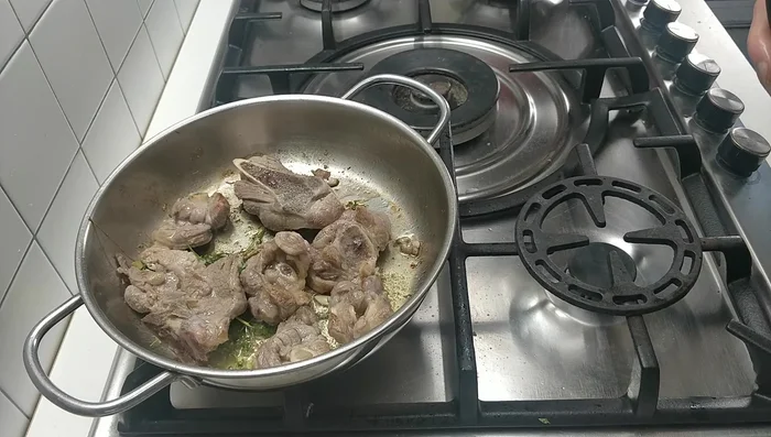 Sfumare con il vino bianco (Verdicchio). (220.36)