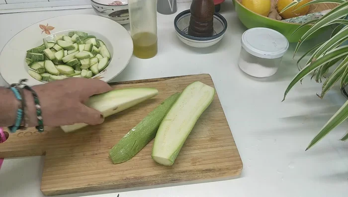 Tagliare le zucchine a fette e aggiungerle alla cipolla. (354.6)