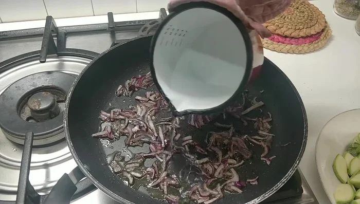 Aggiungere sale, pepe e un po' d'acqua calda per evitare che le zucchine si brucino. (391.039)