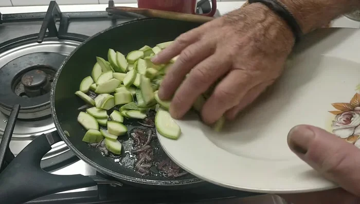 Lasciare cuocere fino a quando le zucchine saranno tenere. (411.479)