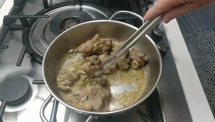 Servire l'agnello in potacchio con le zucchine trifolate. (527.64)