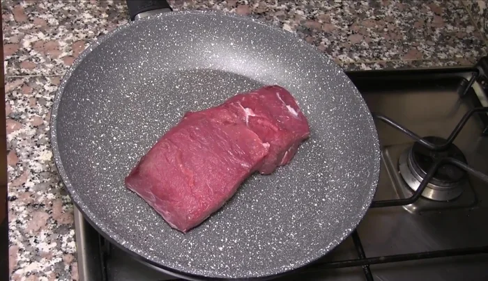 Adagia il rosbeef sulla piastra rovente, senza aggiungere sale né olio. (154.56)