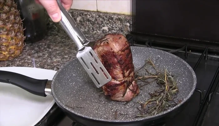 IMPORTANTE: Non girare mai la carne con la forchetta, per evitare di bucarla e perdere liquidi. (257)