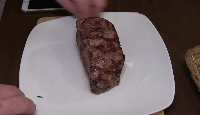 Una volta cotta, pulisci la carne con carta da cucina, togliendo i rametti di rosmarino. (273.4)