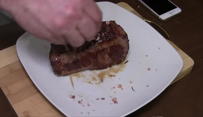 Condisci la carne con un po' di sale e lascia riposare coperta con l'alluminio per 7-8 minuti. (282.56)