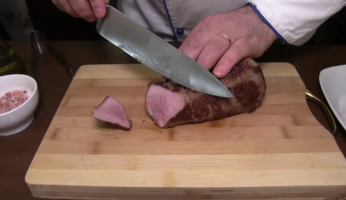 Taglia la carne in fette sottili, leggermente in diagonale. (349.56)