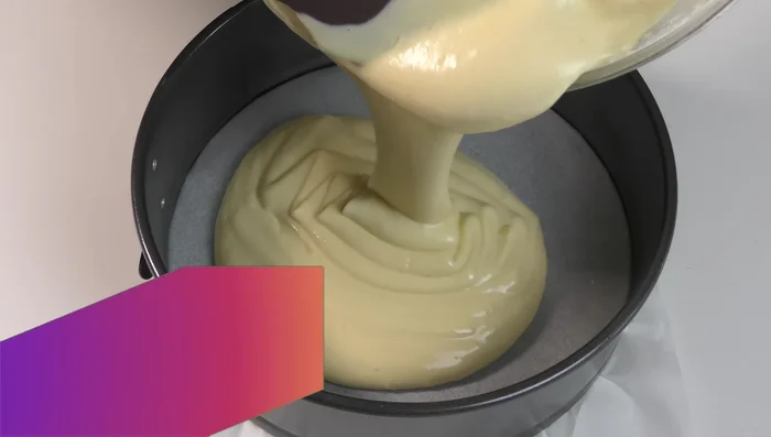 Cottura della base: Versare metà dell'impasto nella tortiera, livellare e cuocere in forno statico a 180° per 15 minuti, o fino a doratura.