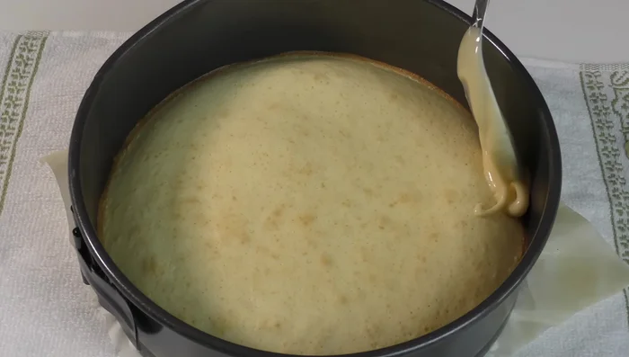 Assemblaggio e cottura finale: Versare la crema al limone sulla base cotta, livellare. Aggiungere il resto dell'impasto sopra la crema e cuocere per altri 35-40 minuti a 180°. Lasciar raffreddare completamente.
