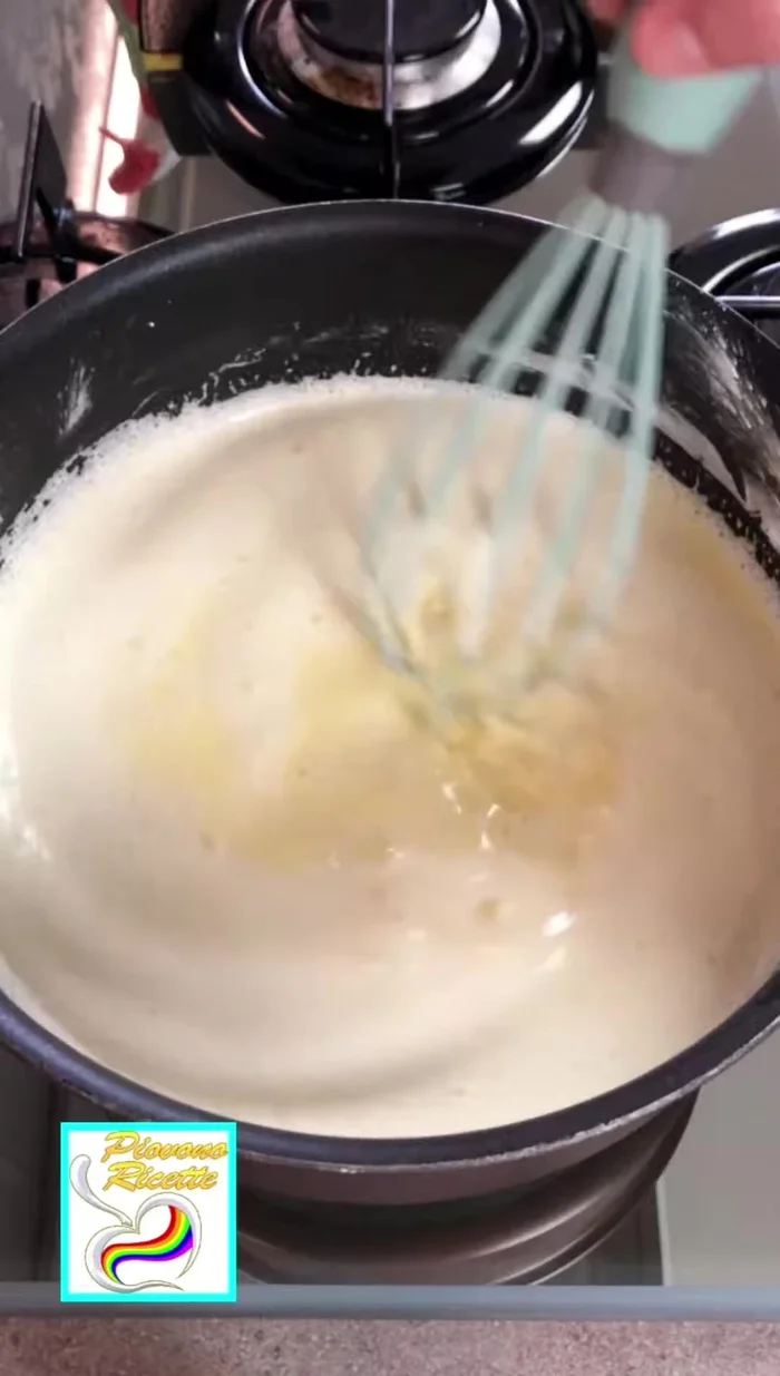 Cuocere la crema a fuoco basso per circa 10 minuti, fino ad addensamento, girando sempre con il frustino nello stesso verso.
