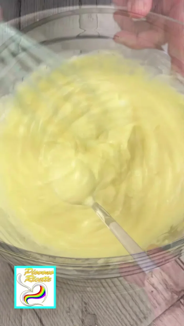 Trasferire la crema in una ciotola di vetro, farla raffreddare e coprire con pellicola.