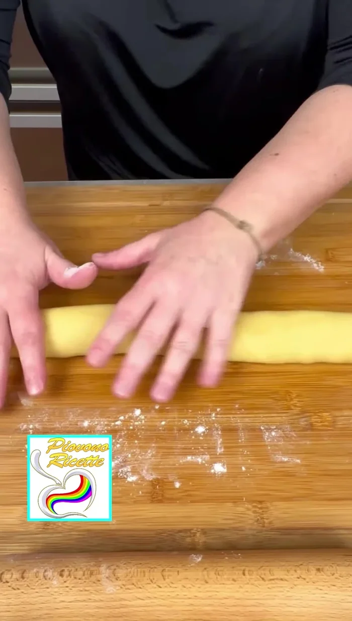Tagliare il filone a pezzetti di circa 4 cm. Formare dei cerchi ovali sottili con ogni pezzo di frolla e foderare gli stampini.