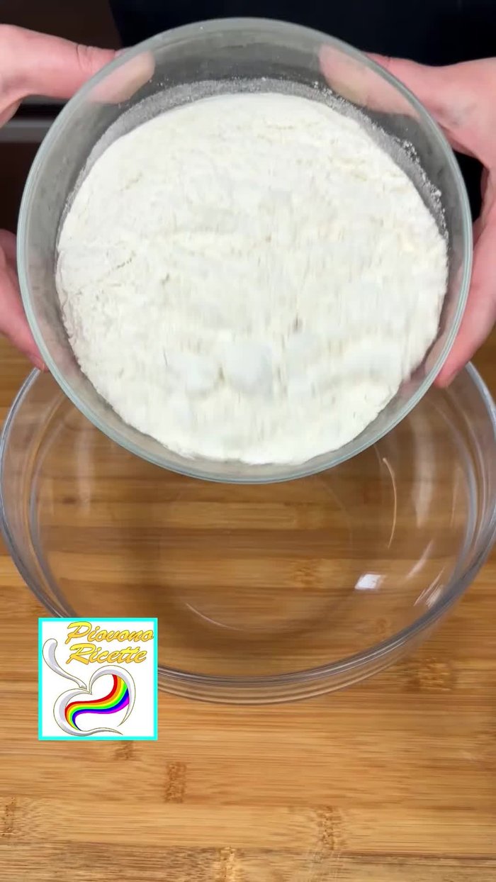 Per la pasta frolla: unire farina, zucchero, un pizzico di sale e mezzo cucchiaino di ammoniaca per dolci. Mescolare bene.