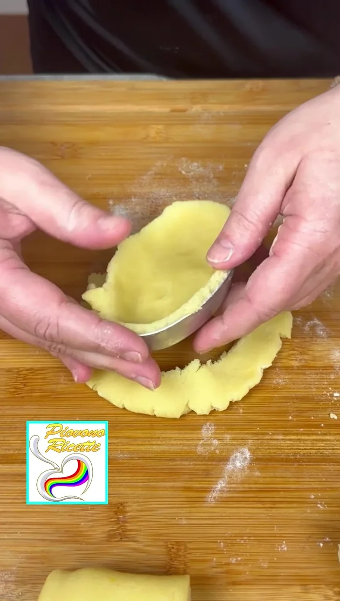 Riempire i pasticciotti con abbondante crema pasticcera e due amarene sgocciolate.