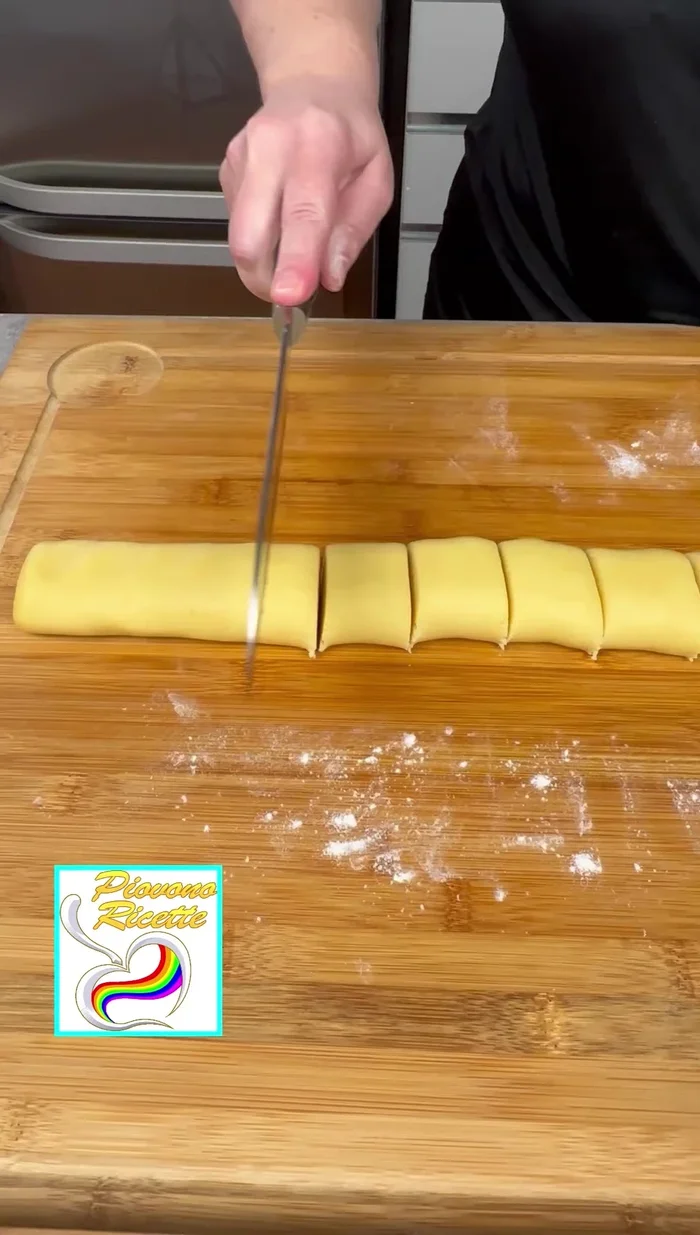 Ripetere il procedimento per la parte superiore dei pasticciotti, formando dei cerchi sottili da posizionare sopra la crema.
