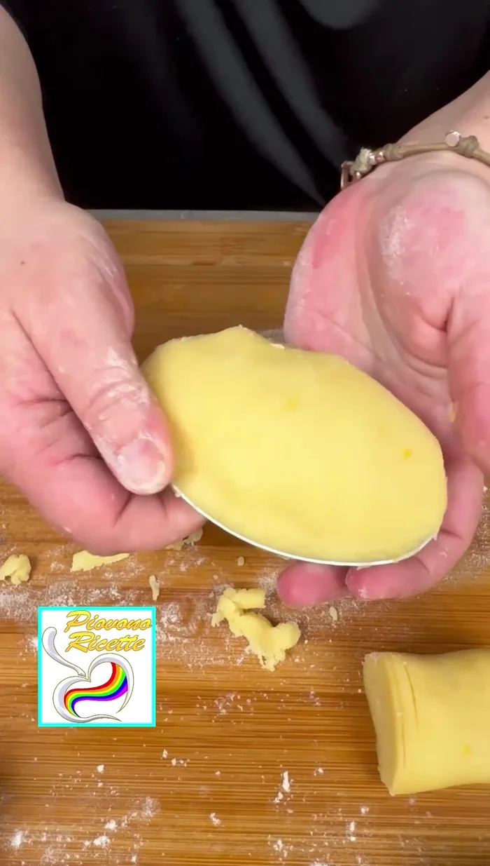 Sigillare bene i pasticciotti premendo la frolla per dare la classica forma bombata.