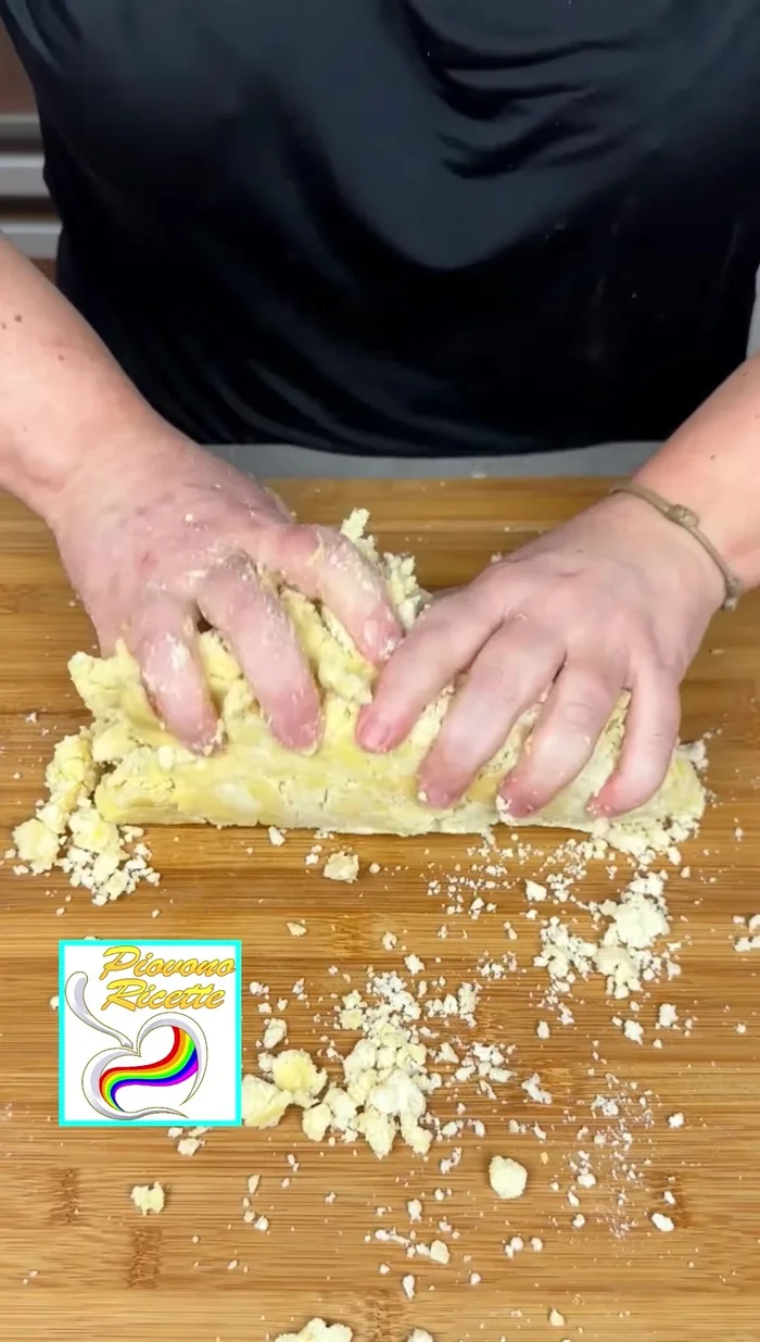 Trasferire su un piano di lavoro e lavorare energicamente la frolla per evitare di scaldare troppo l'impasto. Formare un panetto e far riposare in frigo per almeno 2 ore.