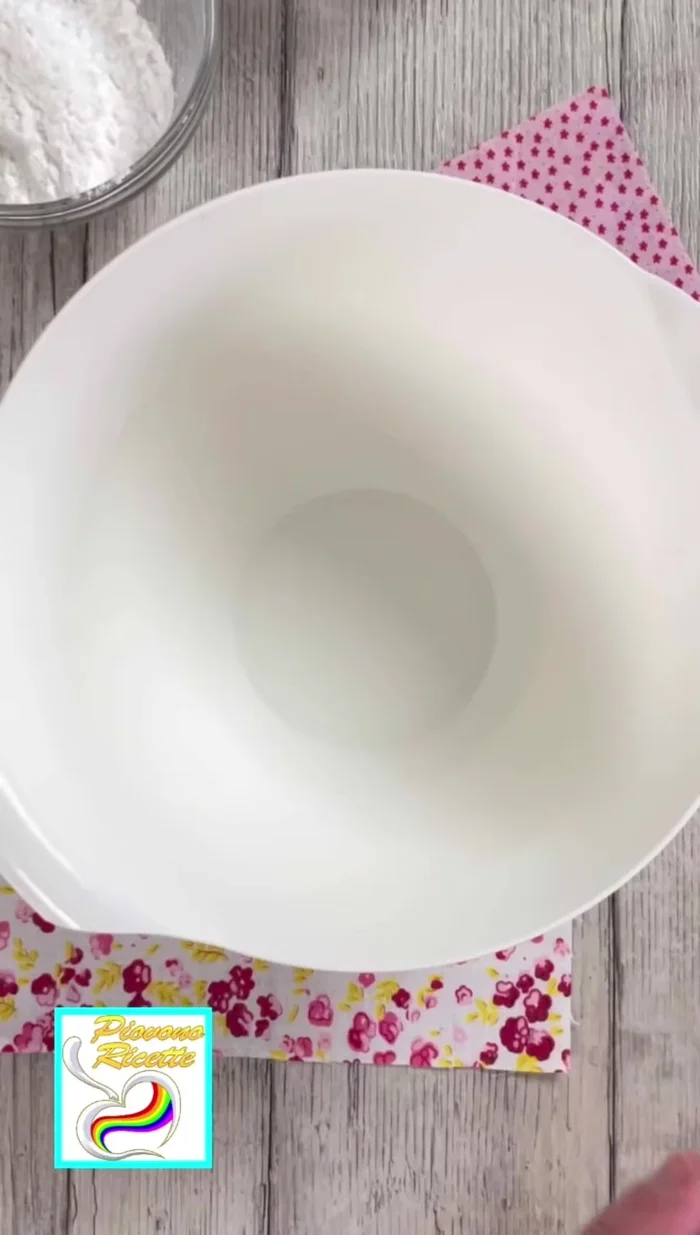Per la crema pasticcera: scaldare il latte con vaniglia e scorza di limone. Montare i tuorli con lo zucchero fino ad ottenere un composto chiaro e spumoso.