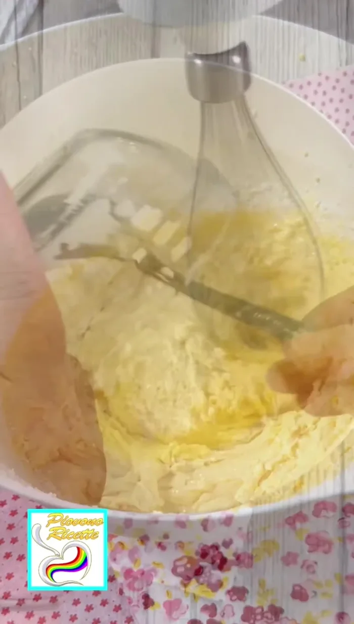 Aggiungere l'amido di mais un po' alla volta, stemperando con un po' di latte caldo. Aggiungere il latte restante fino ad amalgamare perfettamente.
