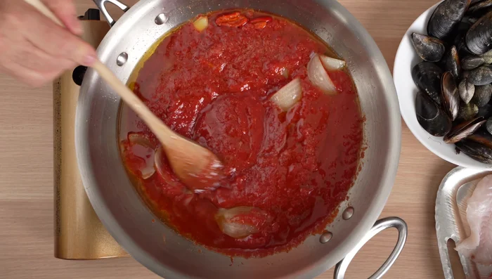 Aggiungere la seppia e cuocere per 5 minuti.