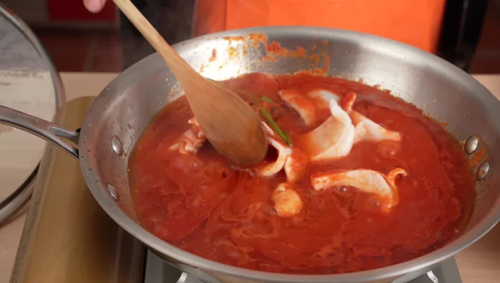 Aggiungere i calamari.