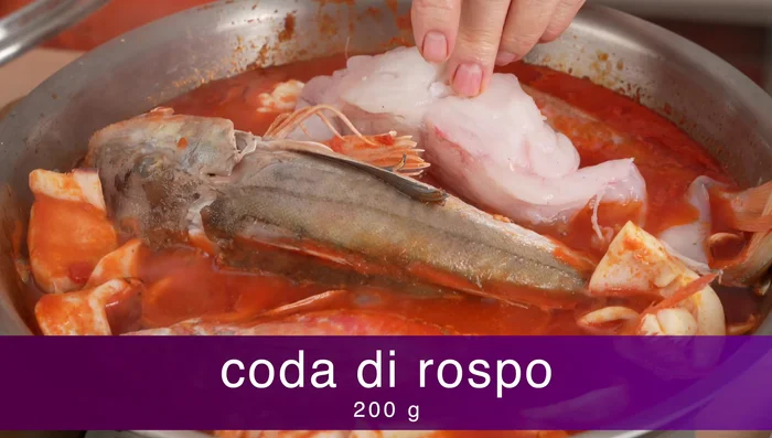 Aggiungere la coda di rospo, facendo attenzione a non rompere gli altri pesci.