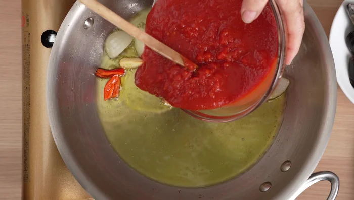 Aggiungere il pomodoro (500g) e cuocere per qualche minuto.