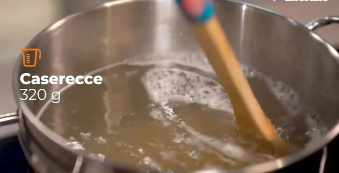 Lessare la pasta casereccia. Nel frattempo, preparare il pesto classico frullando basilico, pinoli, parmigiano, pecorino, olio e sale.