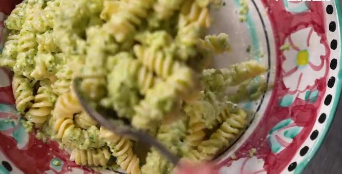Scolare la pasta e condirla con il pesto di zucchine.