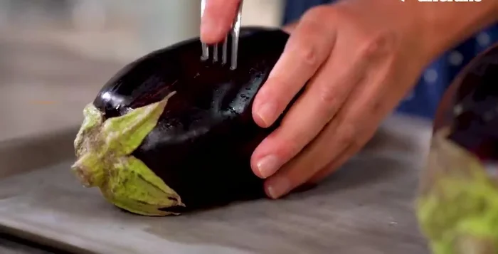 Cuocere le melanzane in forno a 220 gradi per 45-50 minuti. Una volta cotte e intiepidite, ricavare la polpa e frullarla con mandorle, grana padano, scorza di limone, olio, sale e pepe.