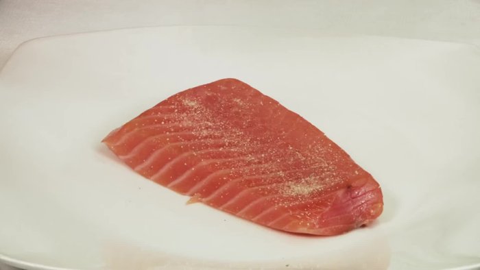 Posizionare le mandorle sul salmone.