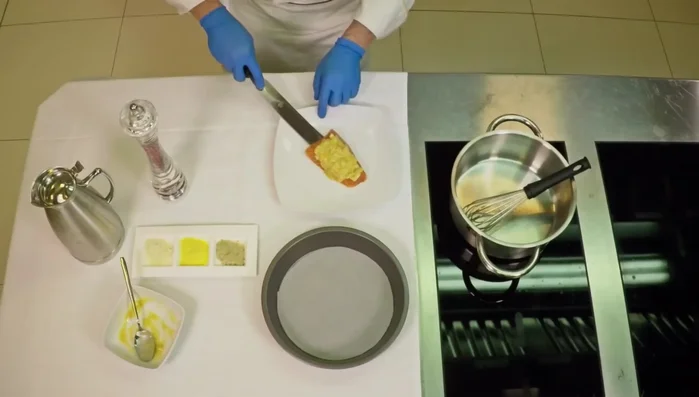Adagiare il salmone su una tortiera con carta da forno.