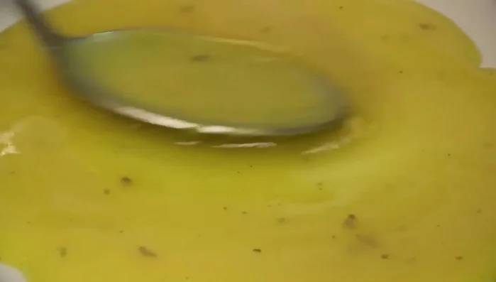 Posizionare il salmone al centro del piatto.