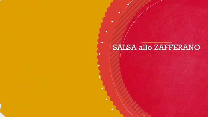 Aromatizzare il salmone con sale ed erbe.