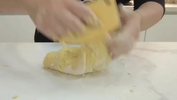 Impastare fino ad ottenere un panetto morbido e compatto. Se l'impasto è troppo appiccicoso, aggiungere un po' di farina o farina di mandorle.