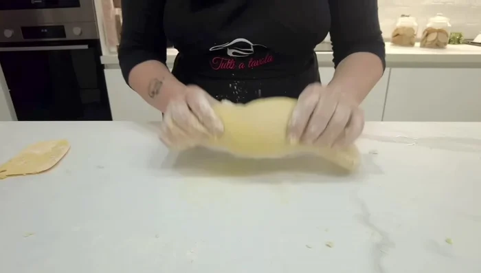 Aggiungere qualche goccia di estratto di mandorla (facoltativo).