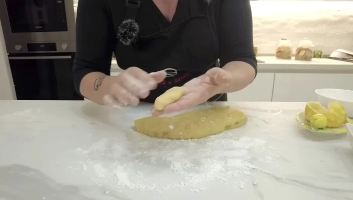Prendere piccole porzioni di impasto (circa 30g) e formare dei biscotti a forma di limone.