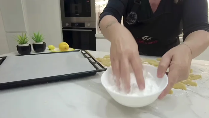 Foderare una teglia da forno con carta forno.