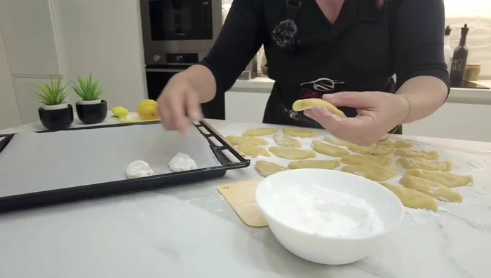 Disporre i biscotti sulla teglia, distanziandoli tra loro.
