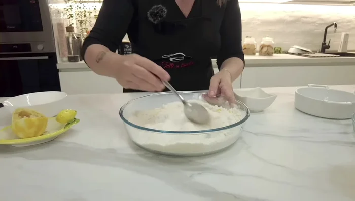 Aggiungere il lievito, l'ammoniaca per dolci, il sale, le uova e il succo di limone.