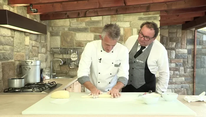 Formare dei cilindri di impasto e tagliarli a tocchetti per creare gli gnocchi. Usare una forchetta per creare le classiche righe sugli gnocchi.