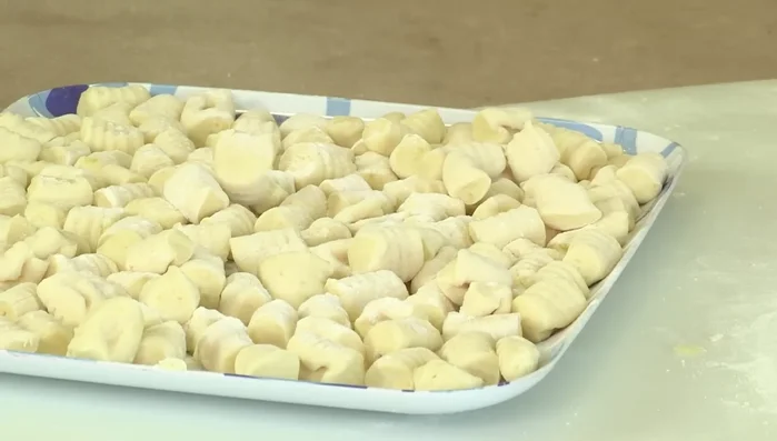 Nel frattempo, sciogliere il burro in una padella, aggiungere le foglie di salvia e farle appassire leggermente.