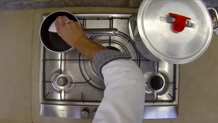 Cuocere gli gnocchi in acqua salata bollente finché non vengono a galla.