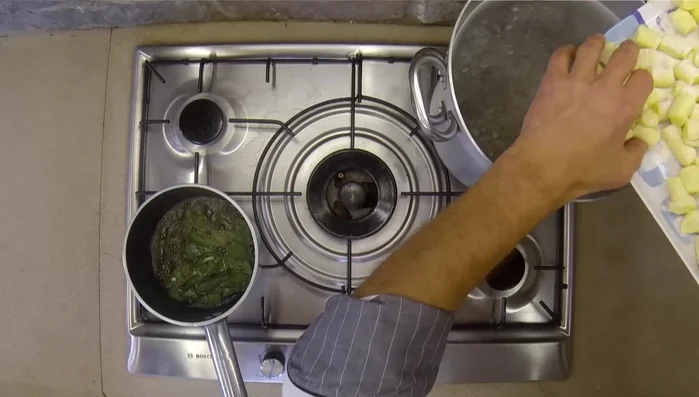 Scolare gli gnocchi e aggiungerli al burro e alla salvia.