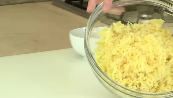 Aggiungere la farina e il sale alle patate schiacciate. Impastare fino ad ottenere un composto omogeneo. Se necessario, aggiungere altra farina per ottenere la consistenza desiderata.