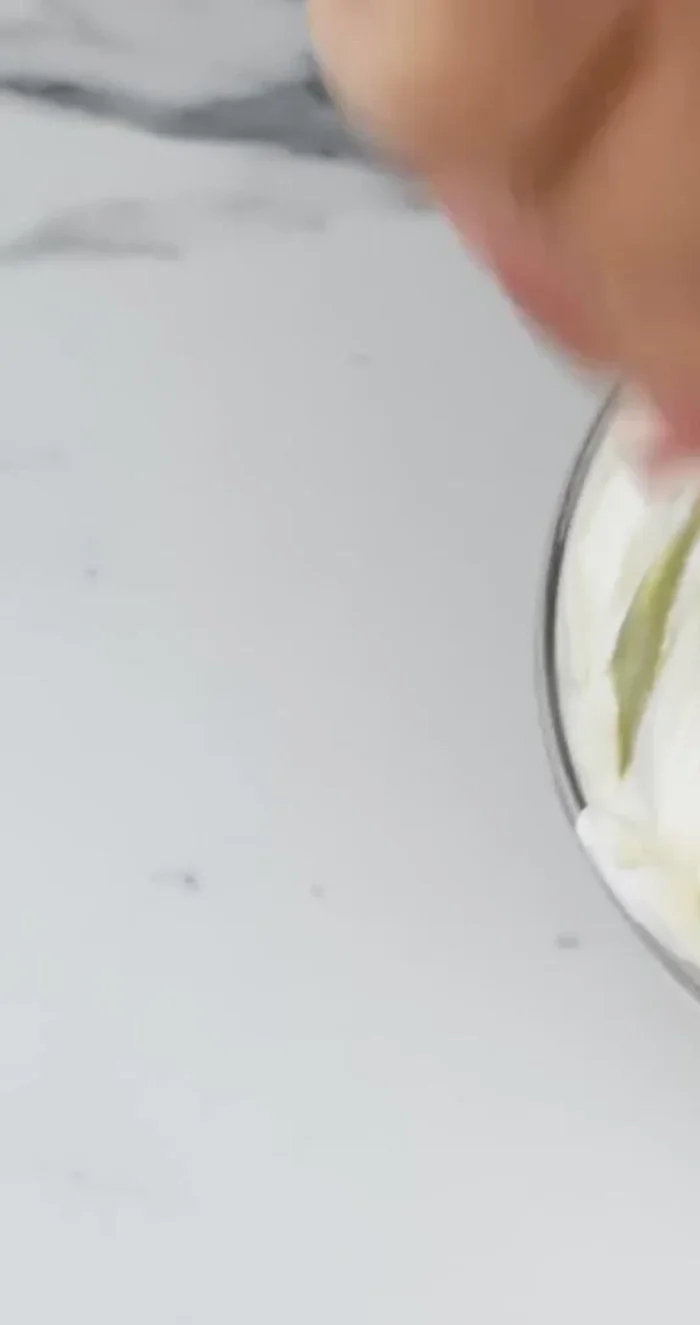 Per una crema più morbida (adatta al tiramisù), aggiungiamo panna liquida e montiamo leggermente.